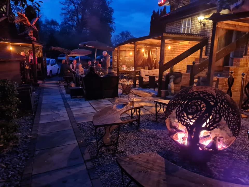 The Red Lion & Cellar Room, Betchworth Exterior foto